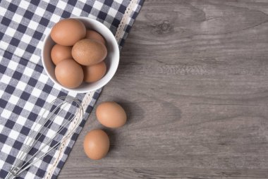 ahşap üzerinde kopya alanı ile yumurta ve masa örtüsü, üstten görünüm