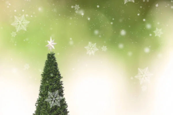 Verschwommener Weihnachtsbaum und Schneeflocke auf grünem Bokeh-Hintergrund. — Stockfoto