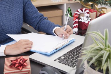 iş kadın el writeing rapor kağıt üstünde Resepsiyon yazıhane içinde 