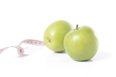 Beyaz arka plan üzerinde ölçü bandı ile yeşil elma. kavram nutri
