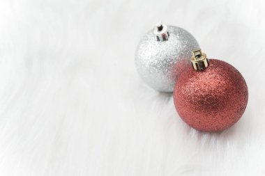 Noel topları ve soyut bokeh ışık arka plan üzerinde kar tanesi