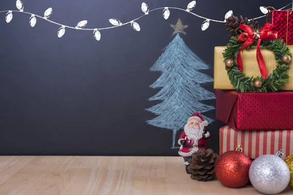 Vánoční stůl s dekorace a dárkové krabice na vánoční stromeček — Stock fotografie