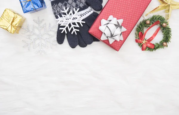 Рождественский фон с украшениями подарочная коробка и снежинка — стоковое фото