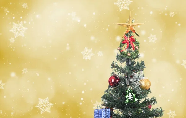Décoratif avec boîte cadeau et flocon de neige sur l'arbre de Noël — Photo