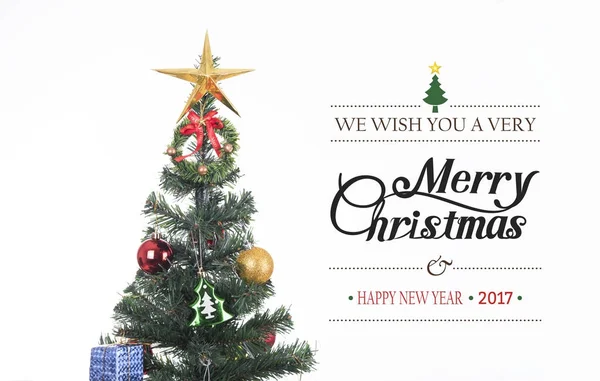 Noel ağacı ve neşeli Noel hediye kutusu ile dekoratif — Stok fotoğraf