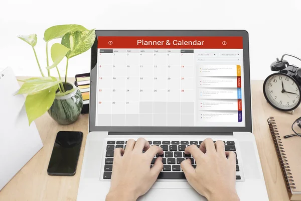 Üzleti kézzel gépelés-ra egy laptop billentyűzet tervező naptár — Stock Fotó