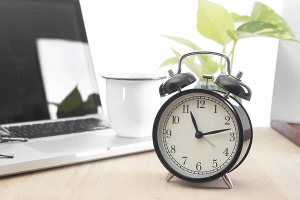 Современный офис стол с будильником. Концепция крайнего срока
.