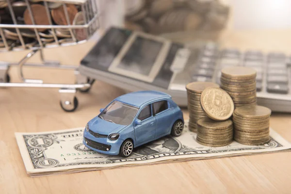 Coche con calculadora y dinero en mesa de madera. concepto de seguro . — Foto de Stock