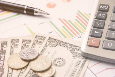 kalem, hesap makinesi, para, hisse senedi grafiği kavramı işletme finansı için