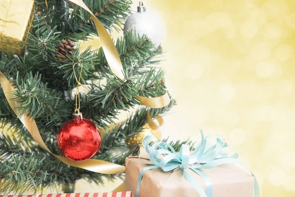 Vánoční stromeček s dekoracemi a bokeh pozadím. — Stock fotografie