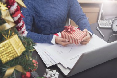 hediye kutusu resepsiyon ofisi tutan iş kadın el 