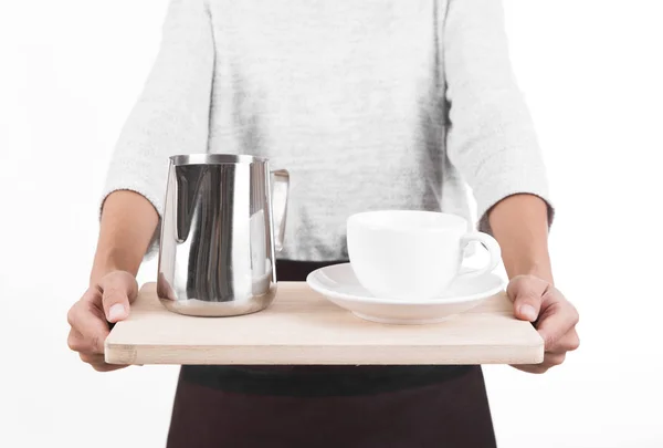 Camarera en un delantal con una bandeja en su taza de café y leche — Foto de Stock