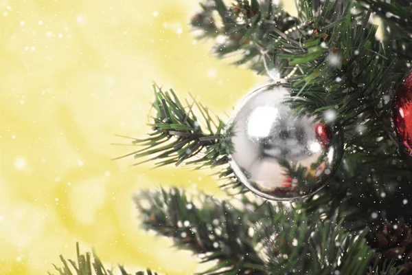Árvore de Natal com decorações e fundo bokeh . — Fotografia de Stock