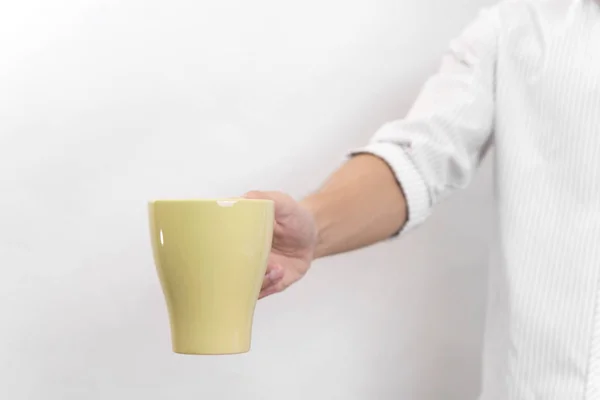 Рука тримає чашку кави на білому тлі . — стокове фото