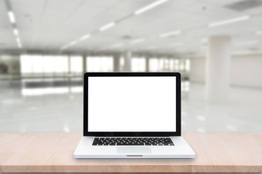 Boş ekran bilgisayar laptop üzerinde bulanık soyut ahşap masa