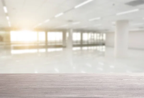 Mesa de madera vacía superior sobre fondo de pasillo abstracto borroso . — Foto de Stock