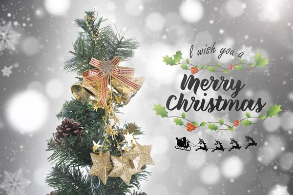 Χριστουγεννιάτικο δέντρο με στολίδια και νιφάδα χιονιού για bokeh — Φωτογραφία Αρχείου
