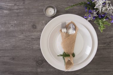 Akşam yemeği plaka ayarı ahşap masa üstü görünümü.