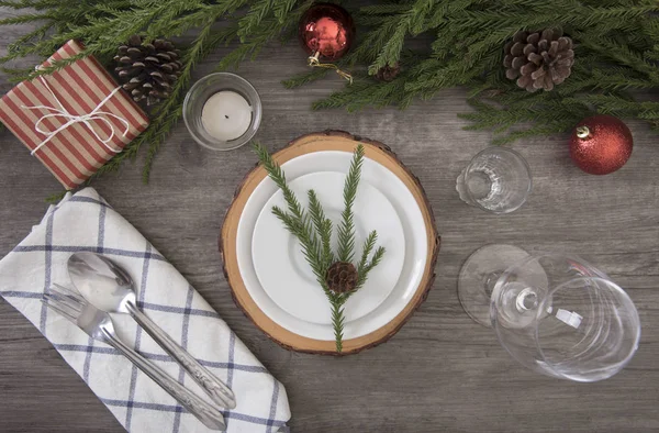 Jantar configuração placa na mesa de madeira vista superior no dia de Natal . — Fotografia de Stock