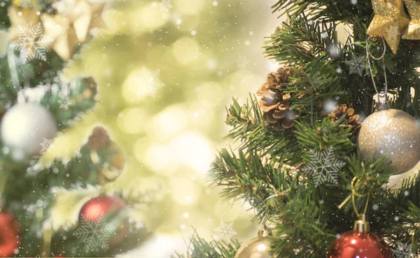 Kerstboom met versieringen en bokeh achtergrond. — Stockfoto