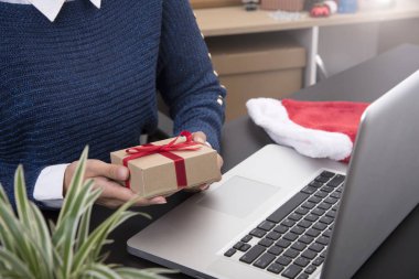 hediye kutusu resepsiyon ofisi tutan iş kadın el. 