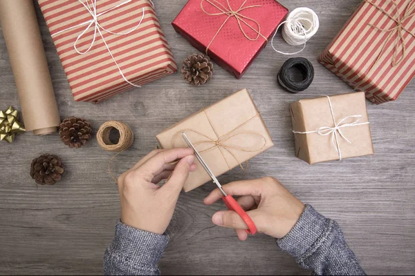 Rzemiosło ręka wrap, Boże Narodzenie i nowy rok pudełko na biały drewniany — Zdjęcie stockowe