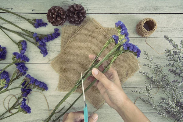 kadın el makası kesme çiçek tutan. kavram zanaat dükkan.