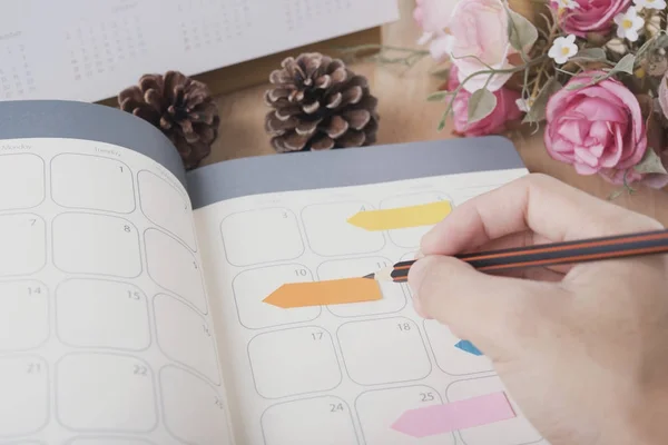 Menetrend napló jegyzetfüzet ceruzával, menedzsment emlékeztetni koncepció. — Stock Fotó