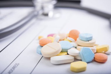 Eczane arka masada. Steteskop ve reçete kağıt