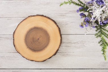 doğrama tahtası ve çiçek ahşap masa Üstten Görünüm.