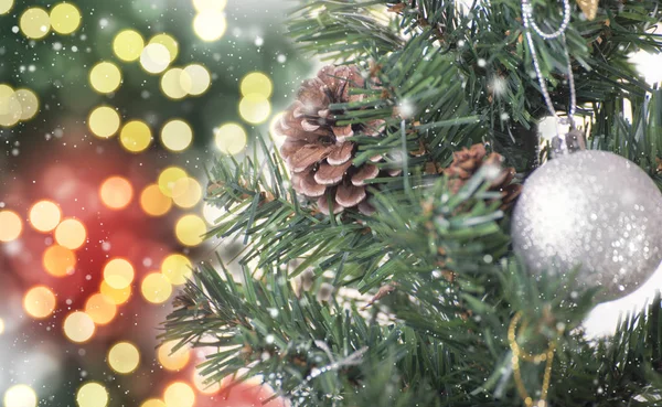 Arbre de Noël avec décorations et flocons de neige sur bokeh — Photo
