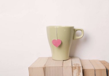 çay bardağı ile kitap raf kırmızı kalp. Sevgililer günü vintage