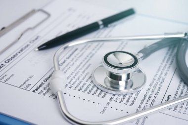 stetoskop ile reçete kağıt form üzerinde beyaz Resepsiyon ofis 