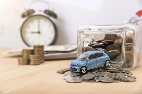 Coche con calculadora y dinero en mesa de madera. concepto de seguro . — Foto de Stock