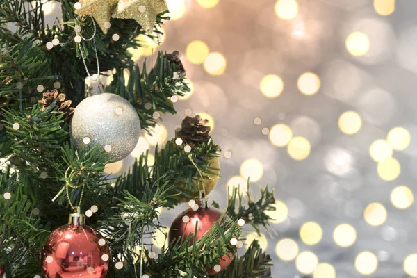 Árbol Navidad Con Decoraciones Copo Nieve Sobre Fondo Bokeh Para —  Fotos de Stock