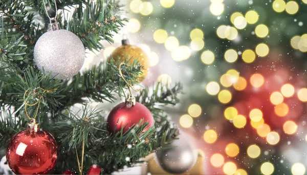 Kerstboom met versieringen en sneeuwvlok op bokeh — Stockfoto
