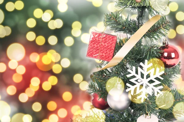 クリスマス ツリーの装飾とボケ味のスノーフレーク — ストック写真