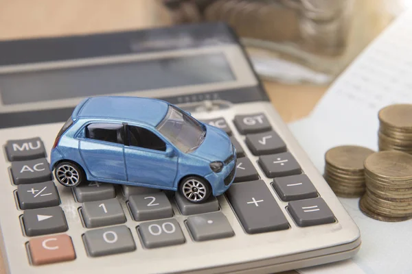Auto mit Taschenrechner und Geld auf Holztisch. Versicherungskonzept. — Stockfoto