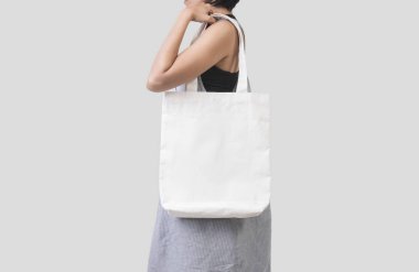 Kız çantası kanvas kumaş mockup boş şablon için tutuyor 