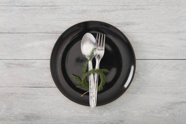 Akşam yemeği plaka ayarı ahşap masa üstü görünümü.