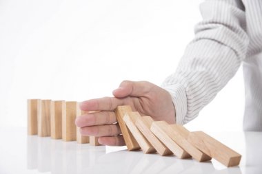 el durdurma ahşap blok domino. kavram önlemek ve çözüm.