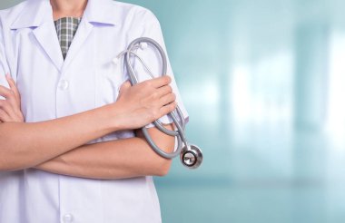 kadın doktor standında hastane koridor ve stetoskop
