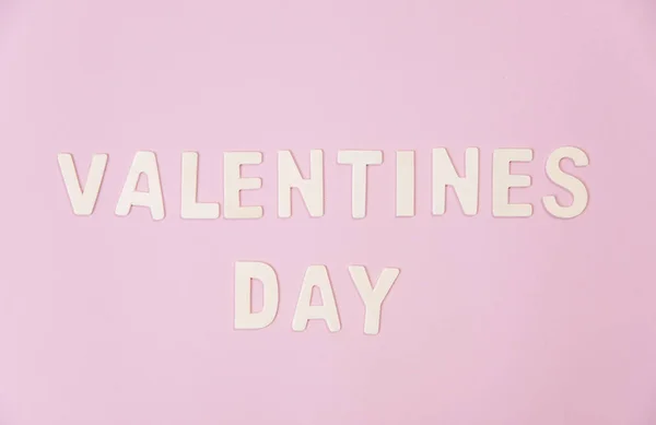 Palabra de San Valentín de madera sobre fondo rosa . —  Fotos de Stock