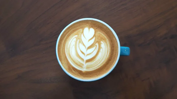 Nahaufnahme heißer Kaffee Latte Art Tasse auf Holztisch. — Stockfoto