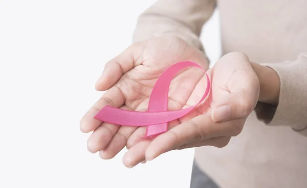 Женщины держат в руках розовую ленту рак груди на белом фоне — стоковое фото