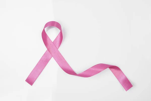 Cancro al seno a nastro rosa isolato su sfondo bianco . — Foto Stock