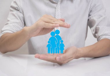 Aile simgesi tutan iş satıcı aracı el 