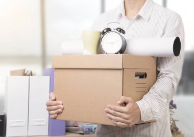 kişisel eşyaları tutan işadamı hazır hareketli bırakarak kutu 