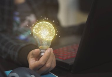 ampul beyin, kavram çalışması fikirler tutan el