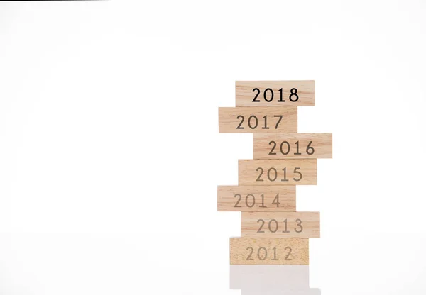 Bloques de madera con año nuevo 2018 reemplazar 2017 concepto aislado —  Fotos de Stock